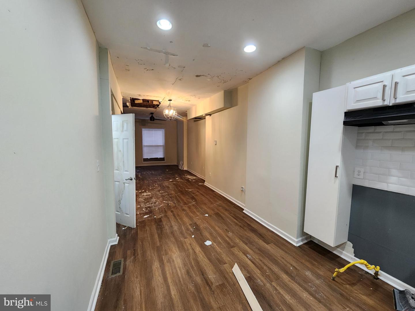 2557 W Baltimore St Property Photo 9