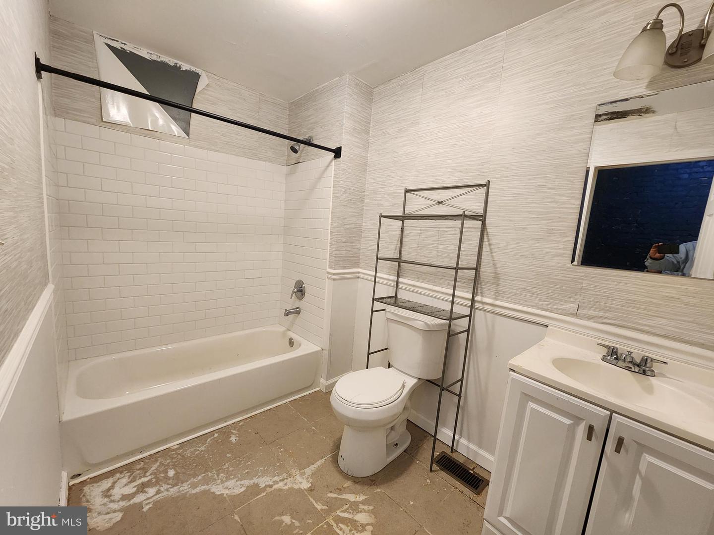 2557 W Baltimore St Property Photo 17