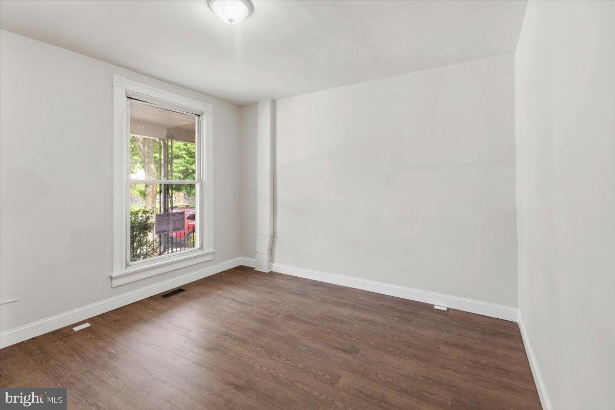 2107 Dukeland St Property Photo 3