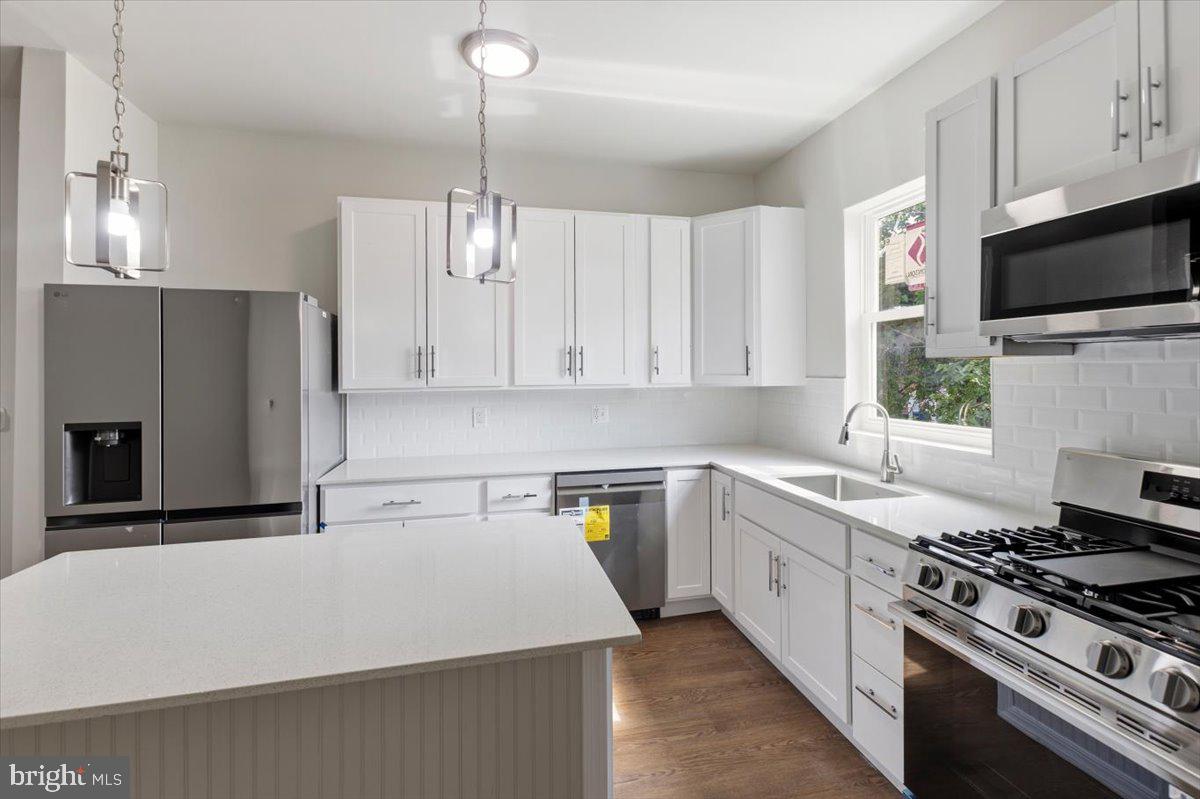 2107 Dukeland St Property Photo 4