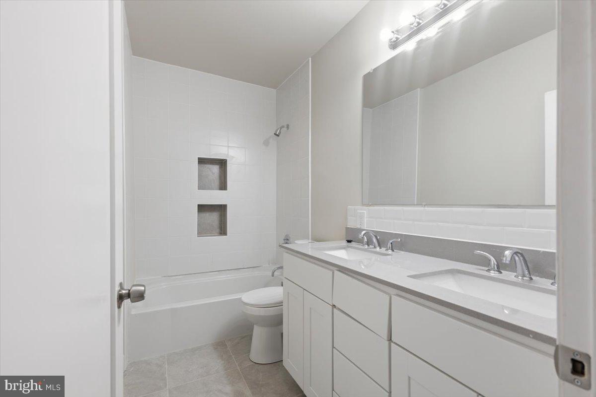2107 Dukeland St Property Photo 11