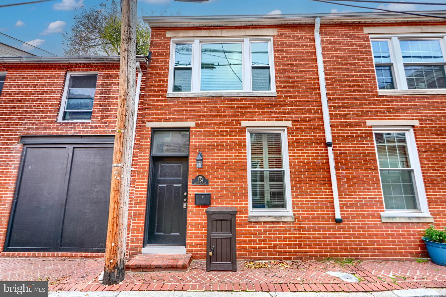 624 Jasper St Property Photo 2