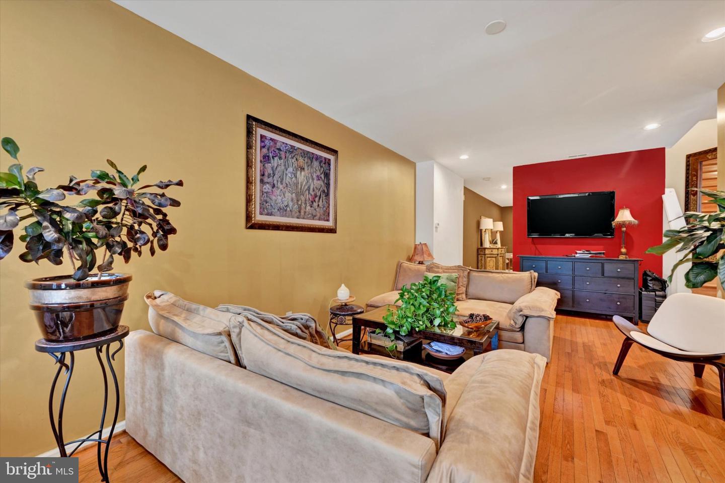 2072 Linden Ave Property Photo 3