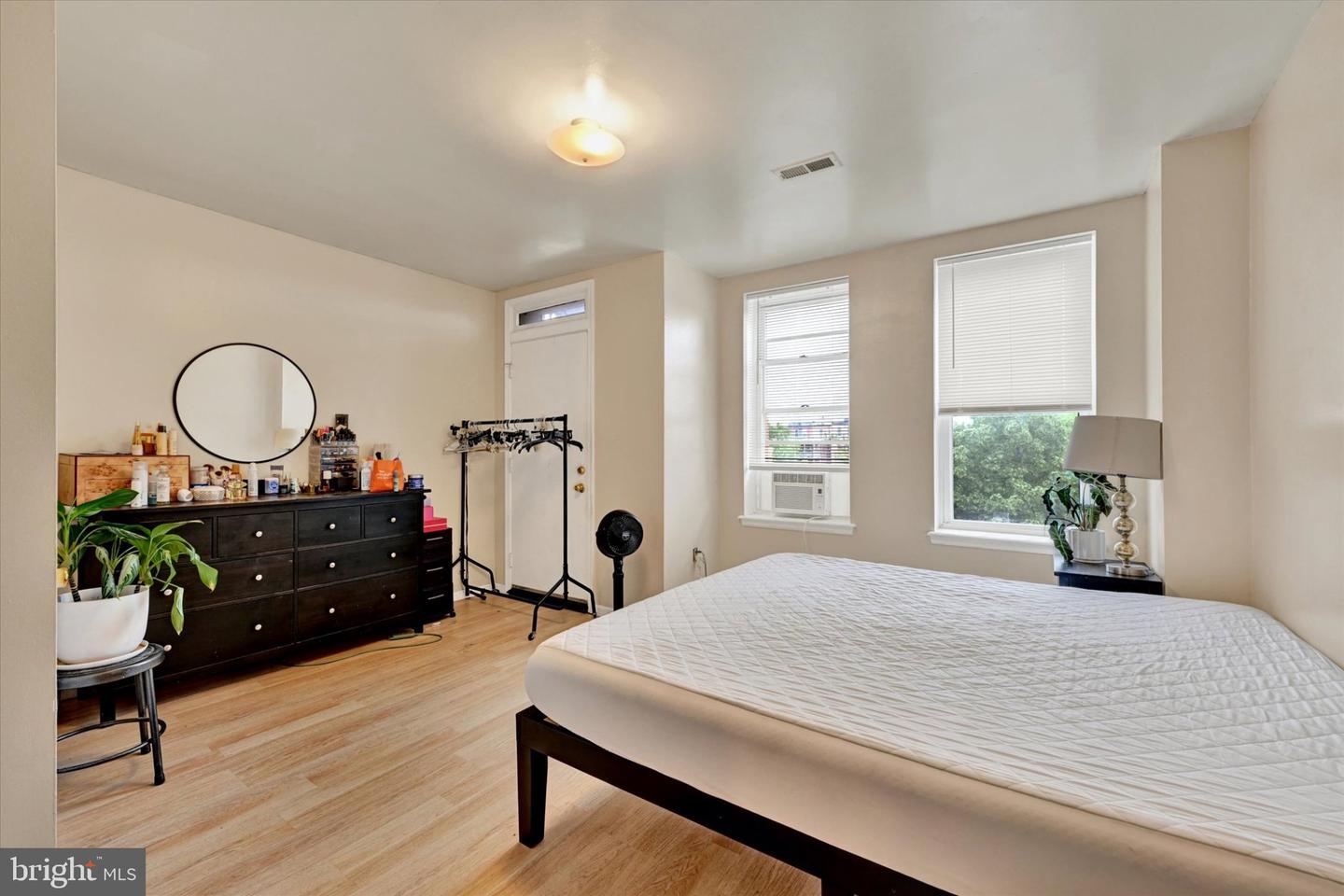 2072 Linden Ave Property Photo 26