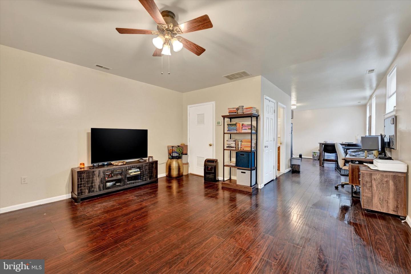 2072 Linden Ave Property Photo 29
