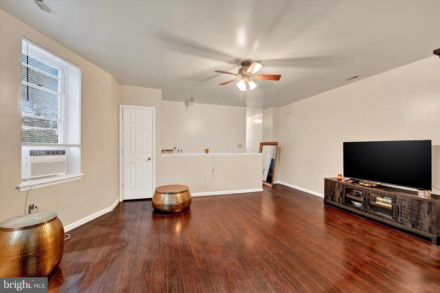 2072 Linden Ave Property Photo 30