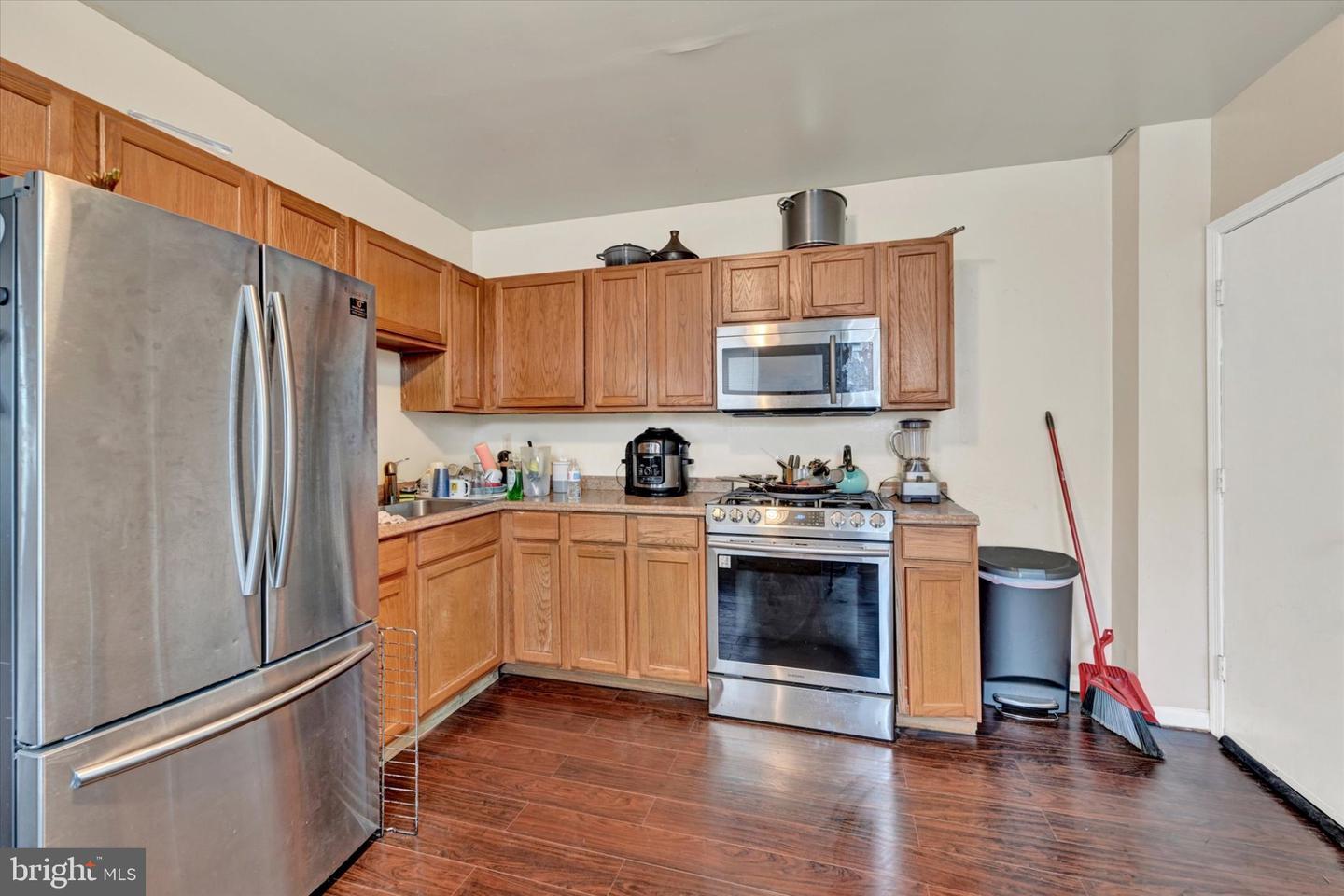 2072 Linden Ave Property Photo 34