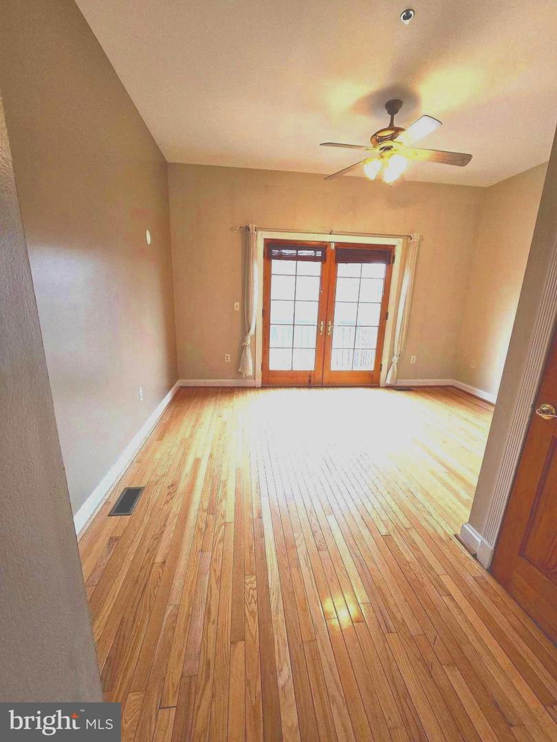 704 S Bond St Property Photo 23