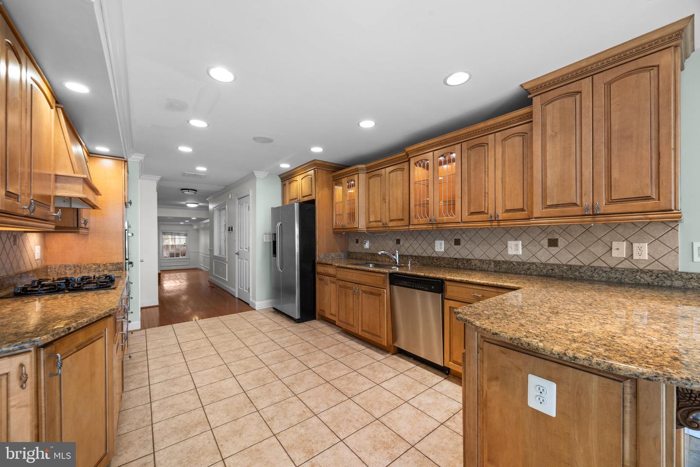 1933 Fleet St Property Photo 14