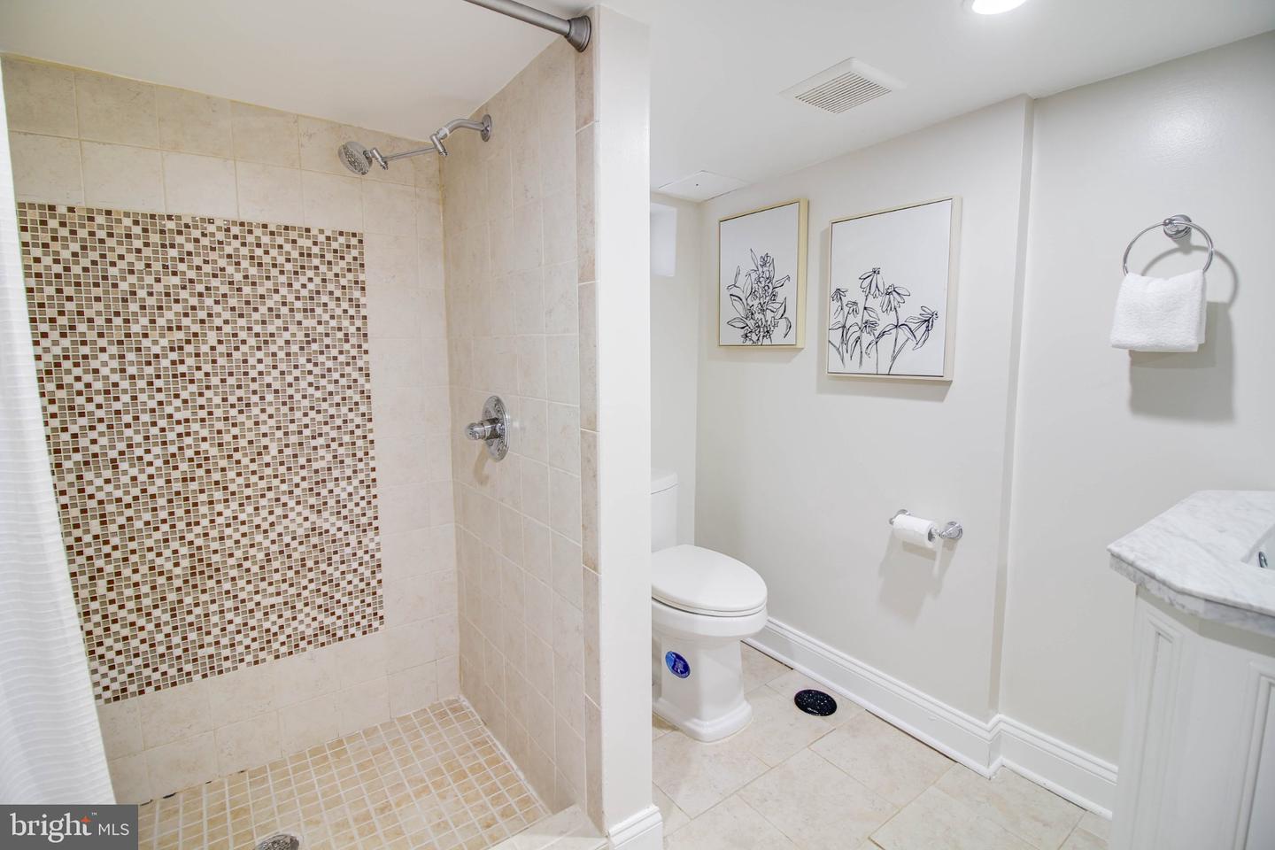 934 Binney St Property Photo 25
