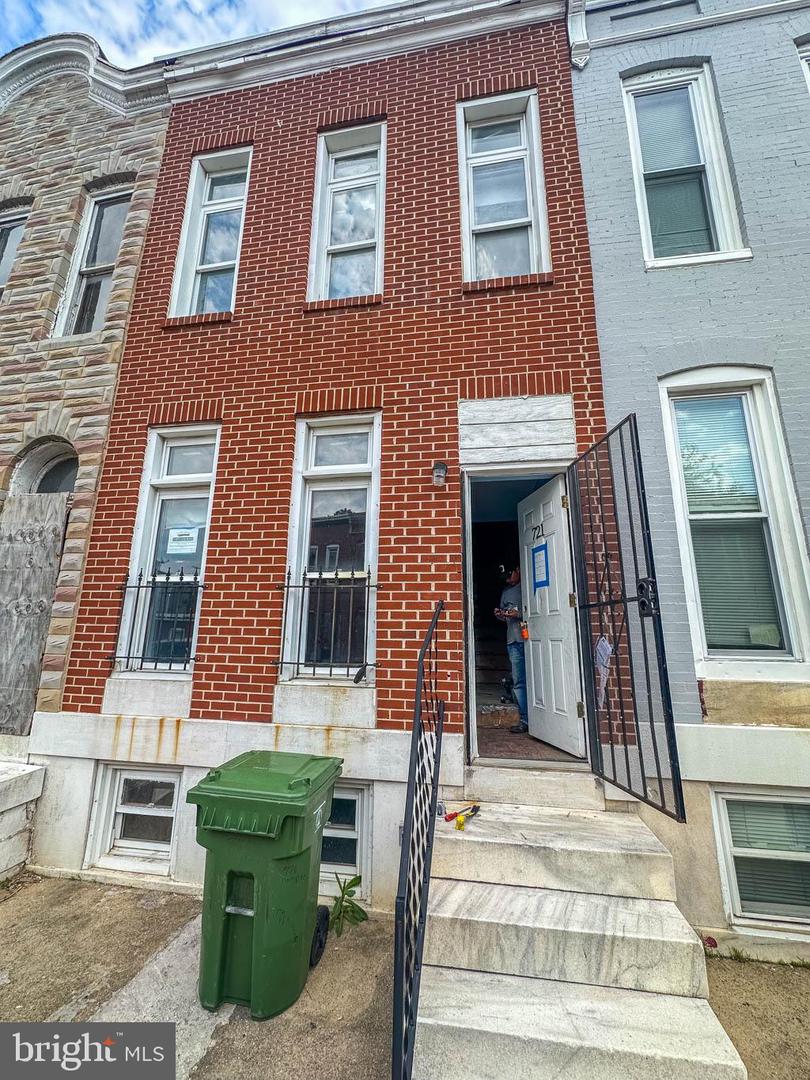 721 APPLETON ST Property Photo 1