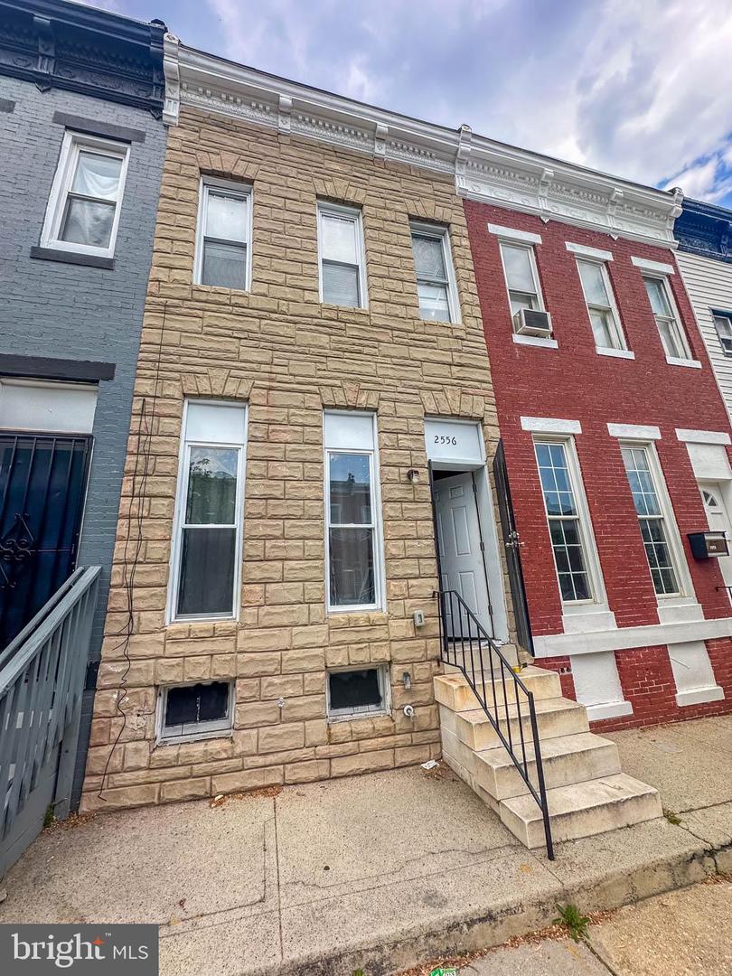 2556 W FAIRMOUNT AVE Property Photo 1