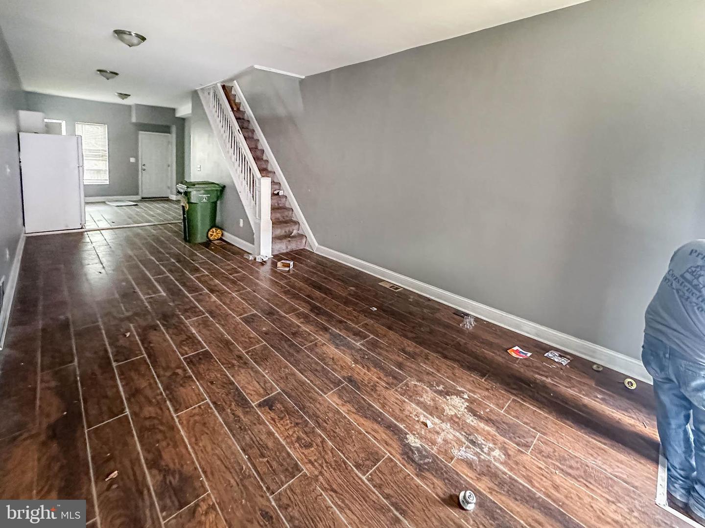 2556 W Fairmount Ave Property Photo 2