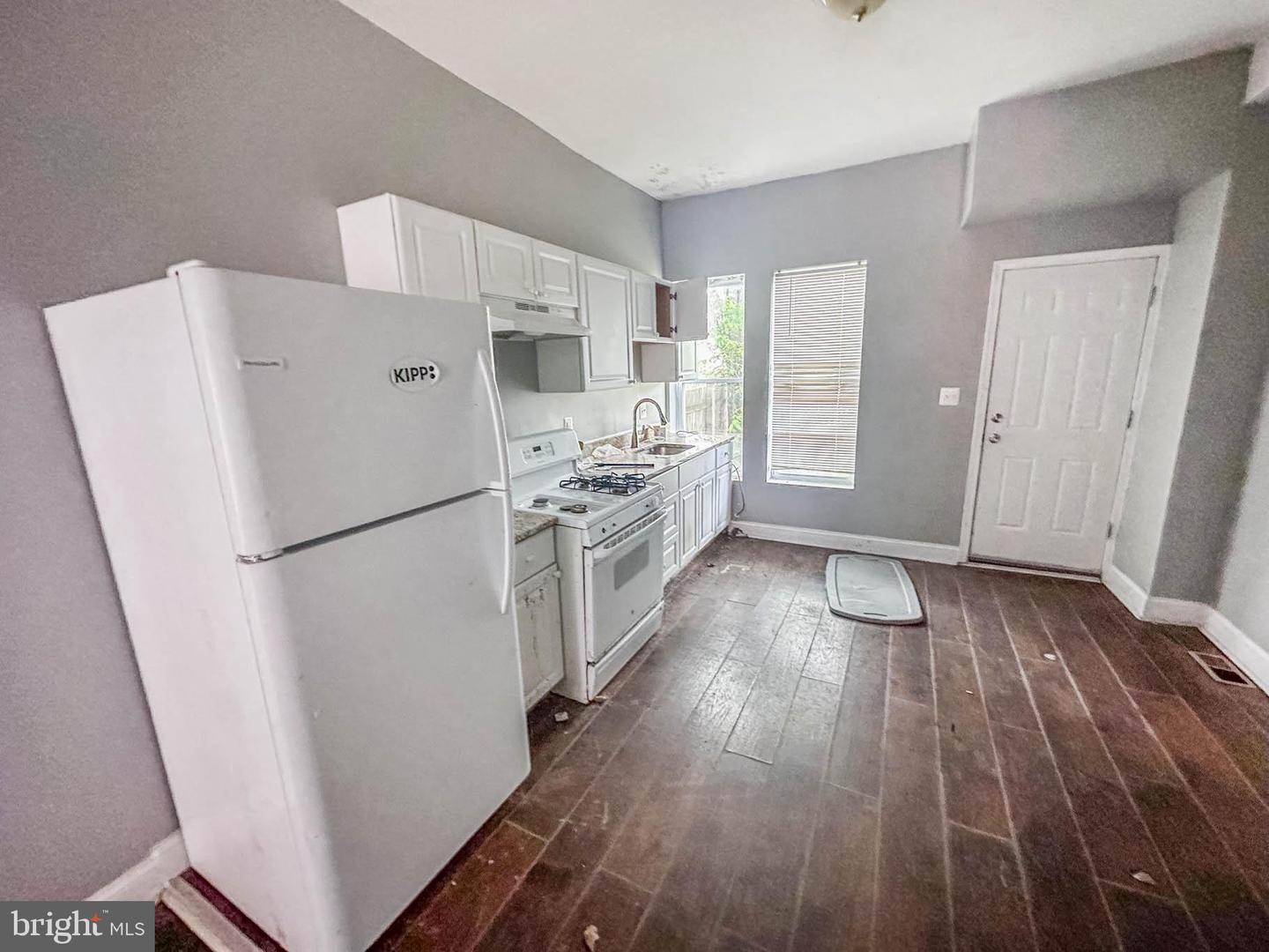 2556 W Fairmount Ave Property Photo 3