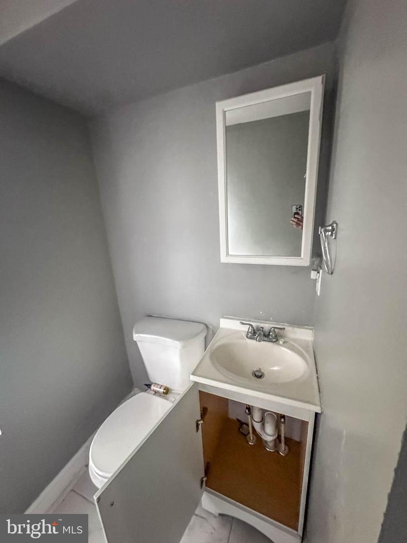 2556 W Fairmount Ave Property Photo 6