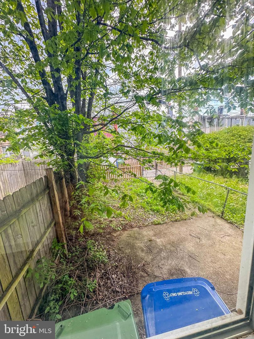 2556 W Fairmount Ave Property Photo 9