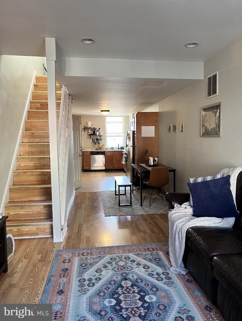 136 N Curley St Property Photo 4