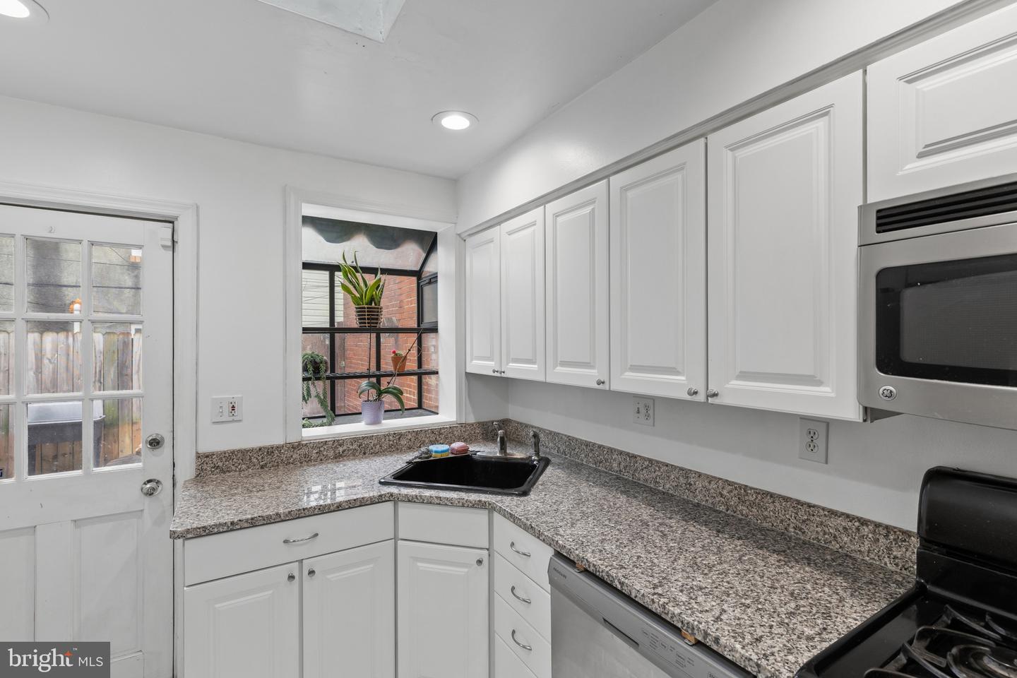 2223 Fleet St Property Photo 15
