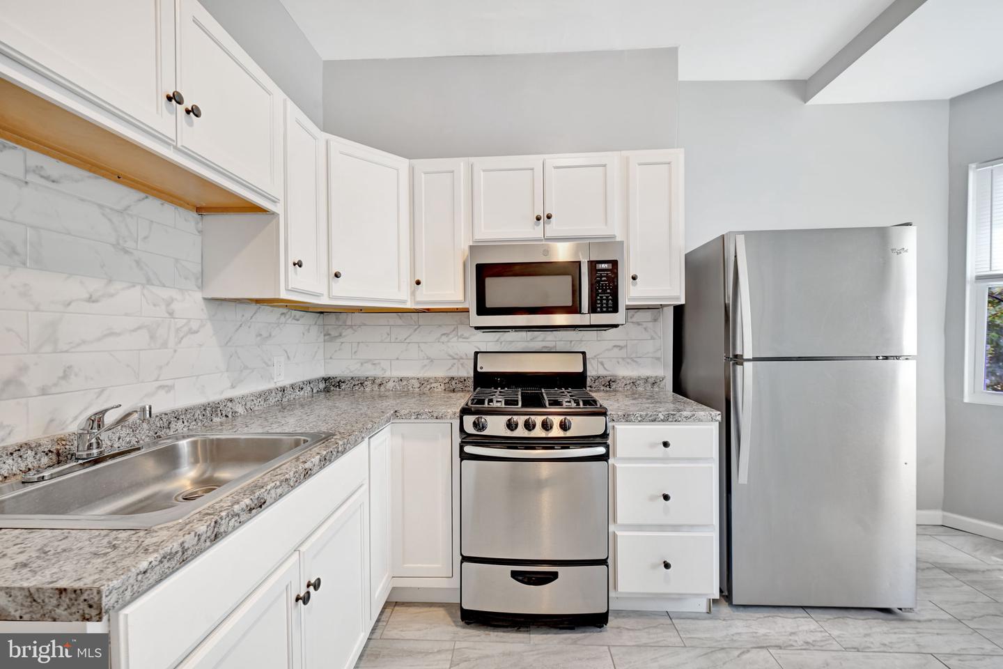 319 E 22nd St #unit 2 Property Photo 8