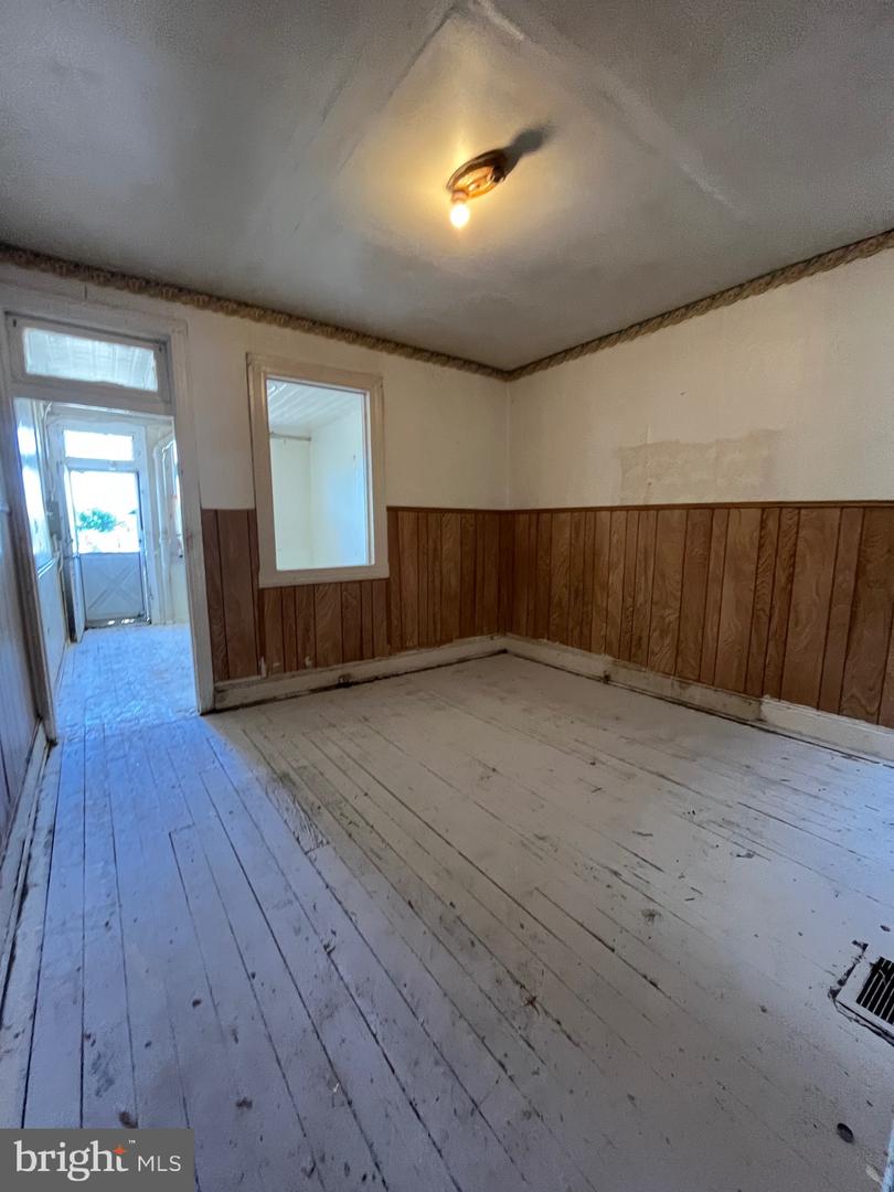 941 E Chase St Property Photo 5