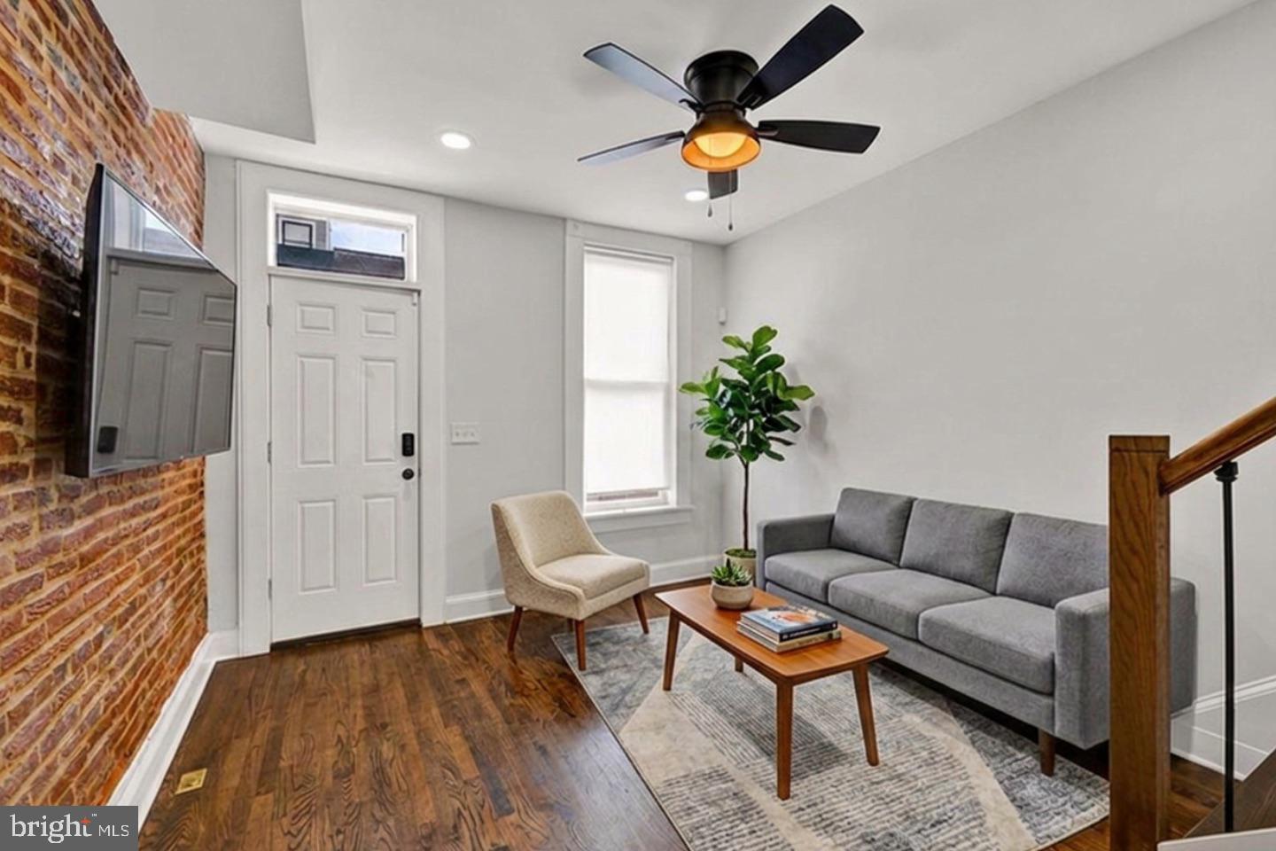 2 W BARNEY ST Property Photo 1