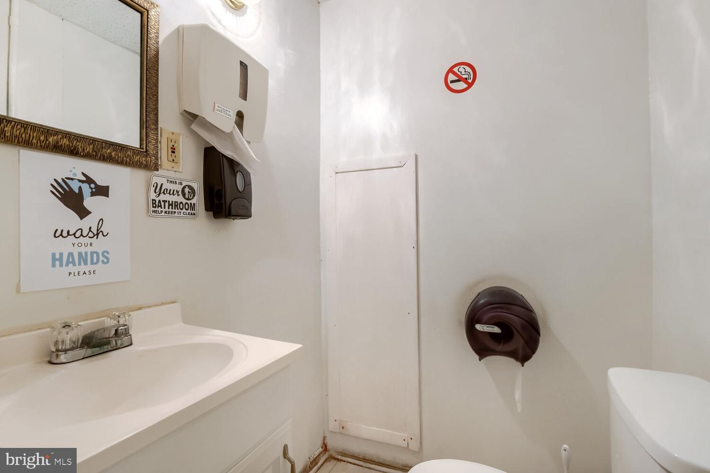 416 E 25th St Property Photo 15