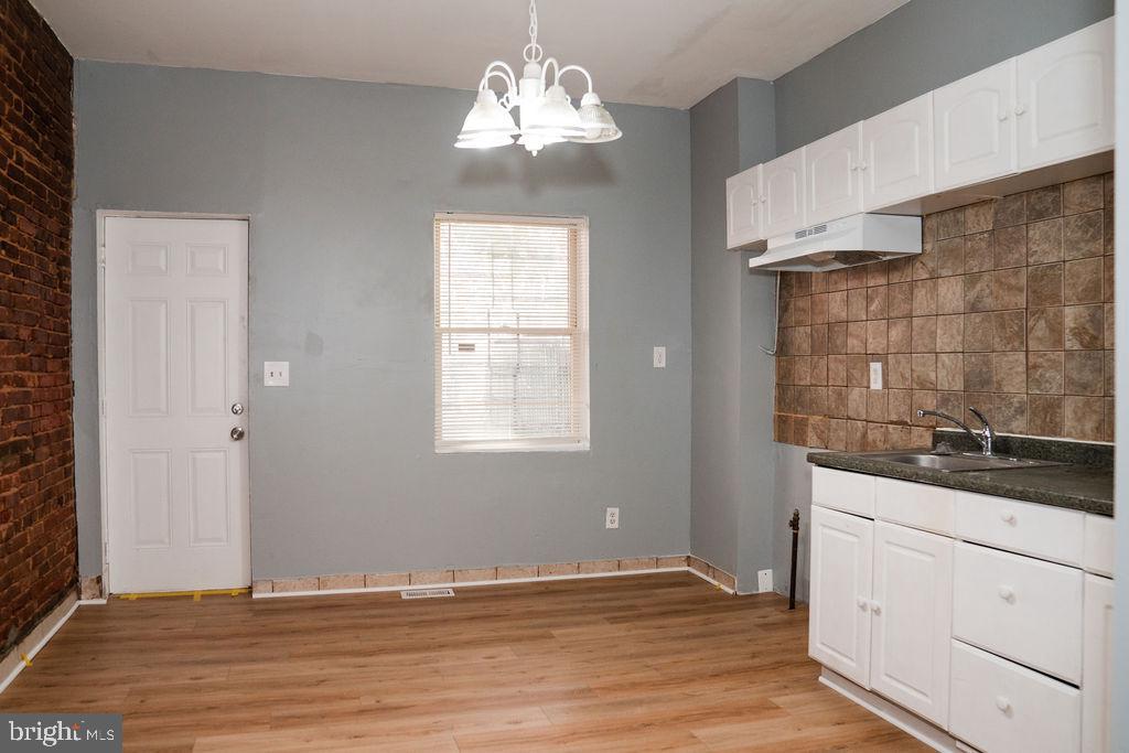 2630 E Monument St Property Photo 5