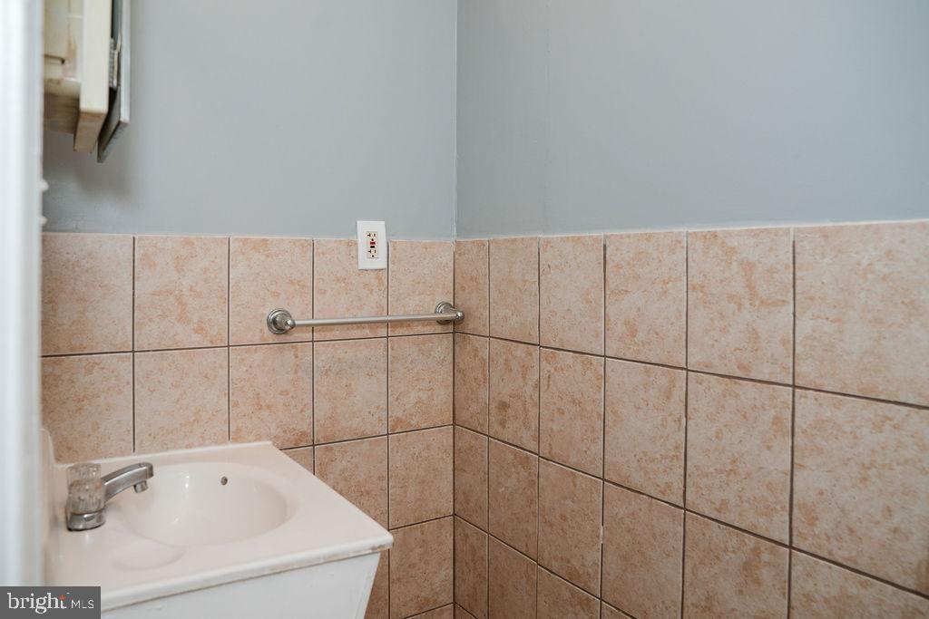 2630 E Monument St Property Photo 11
