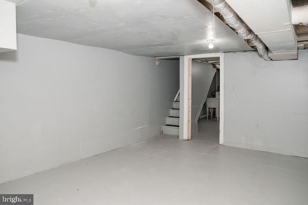 2630 E Monument St Property Photo 27