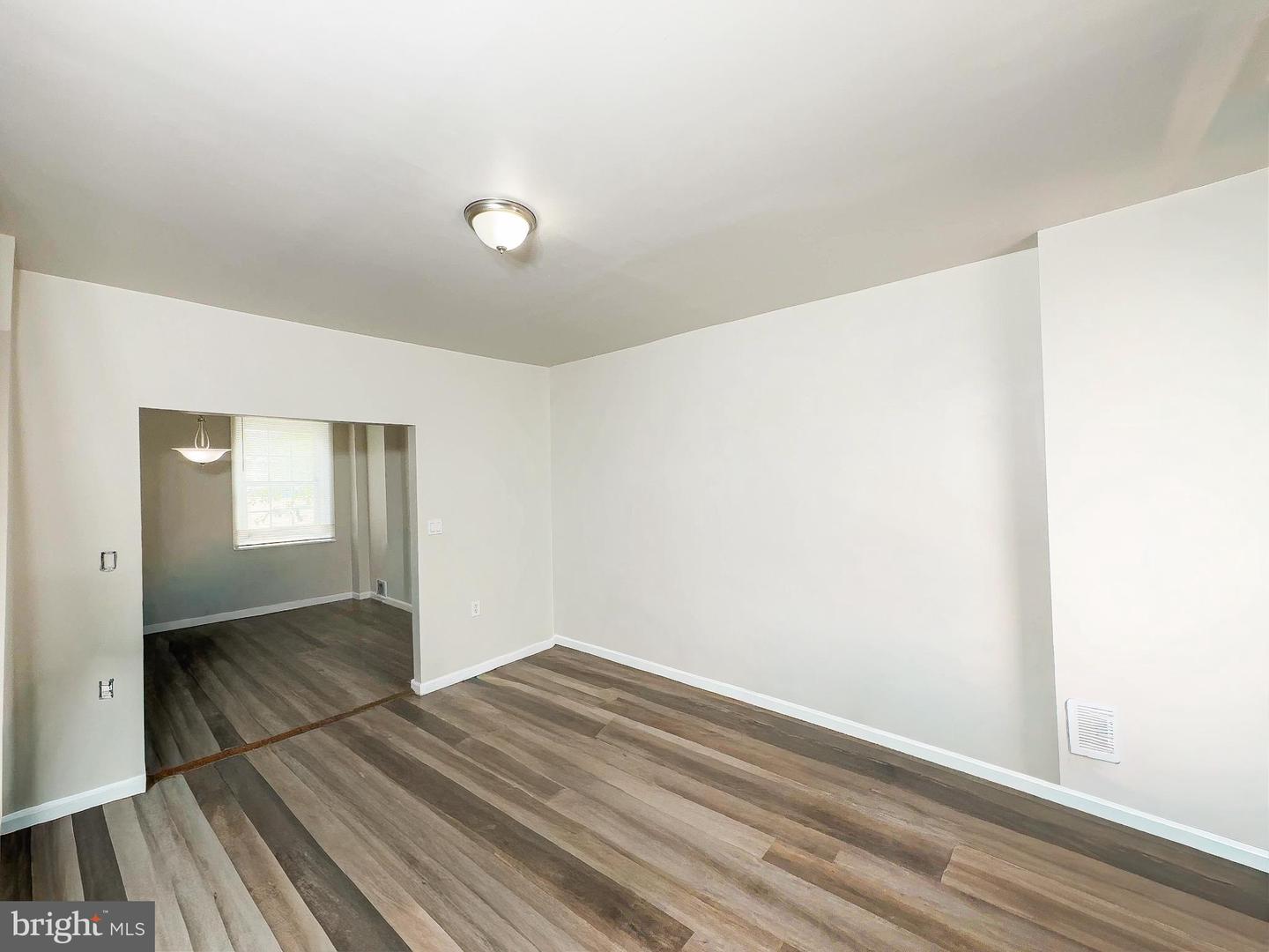 2512 E Chase St Property Photo 6