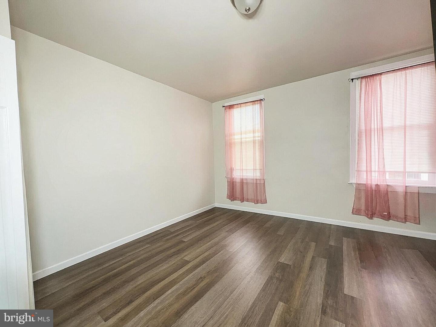 2512 E Chase St Property Photo 9