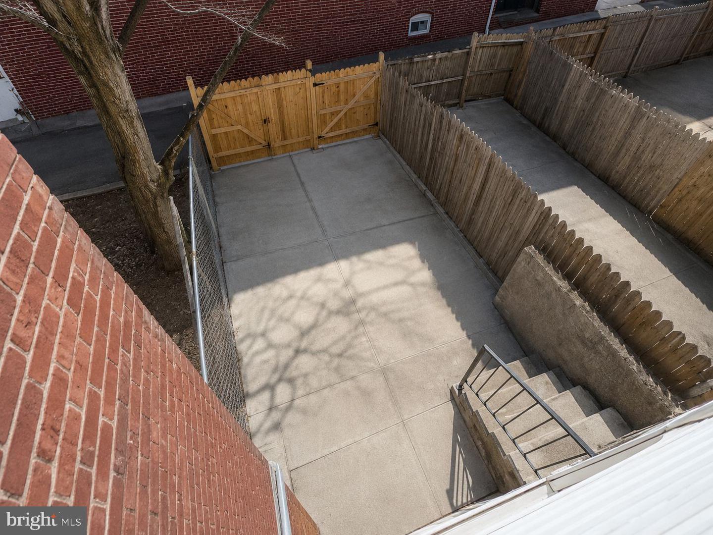 2641 E Monument St Property Photo 5