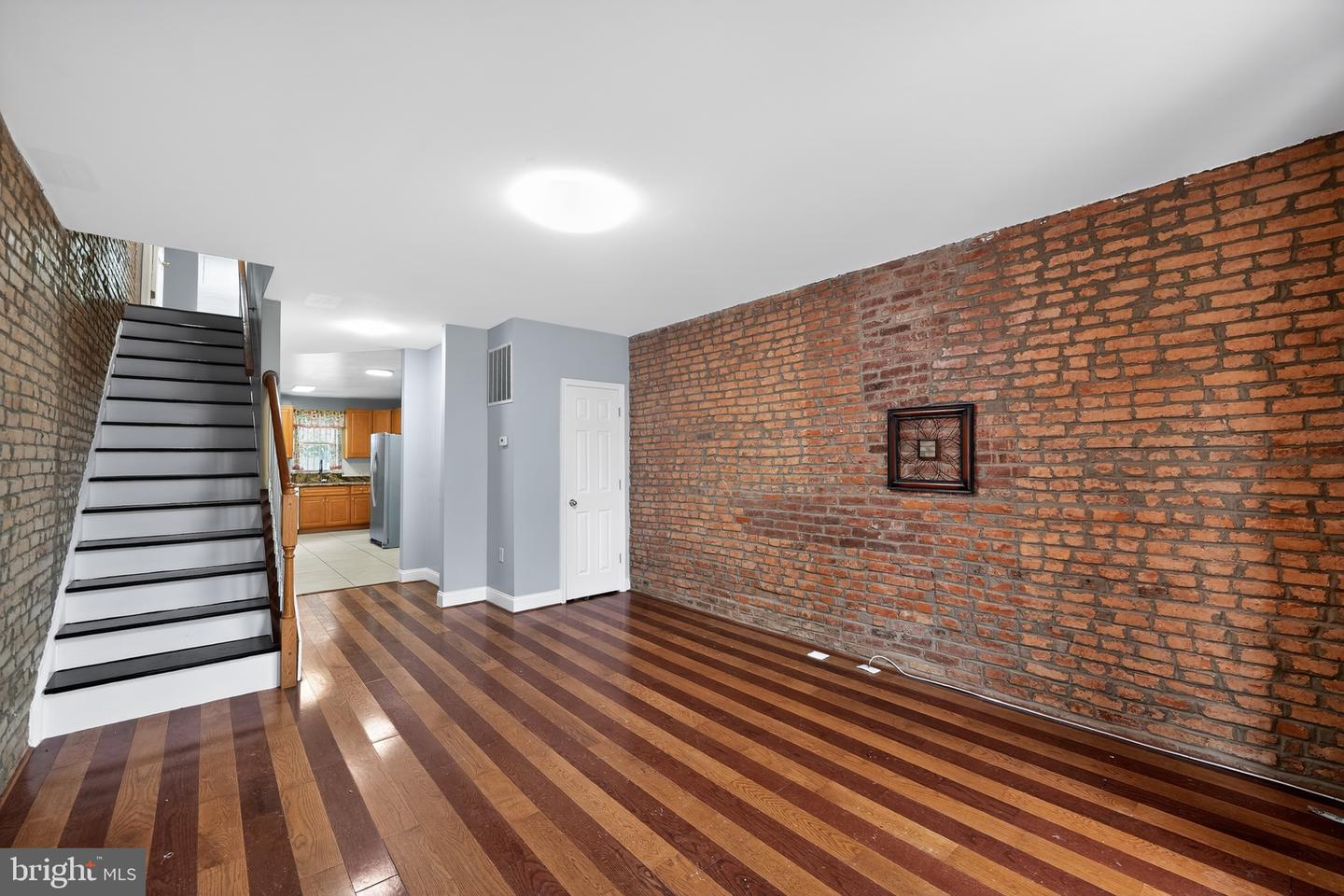 1513 N Montford Ave N Property Photo 3