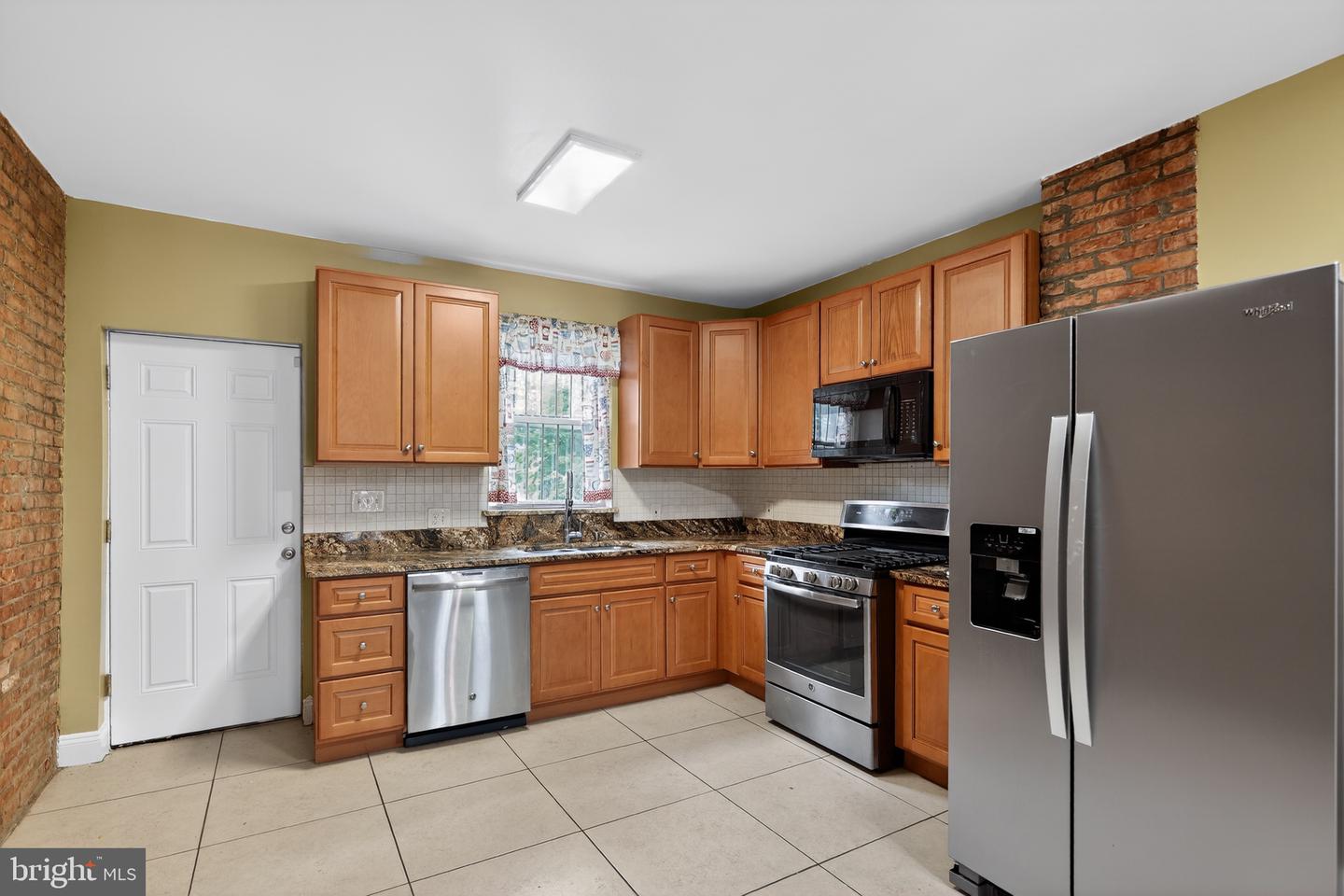1513 N Montford Ave N Property Photo 8