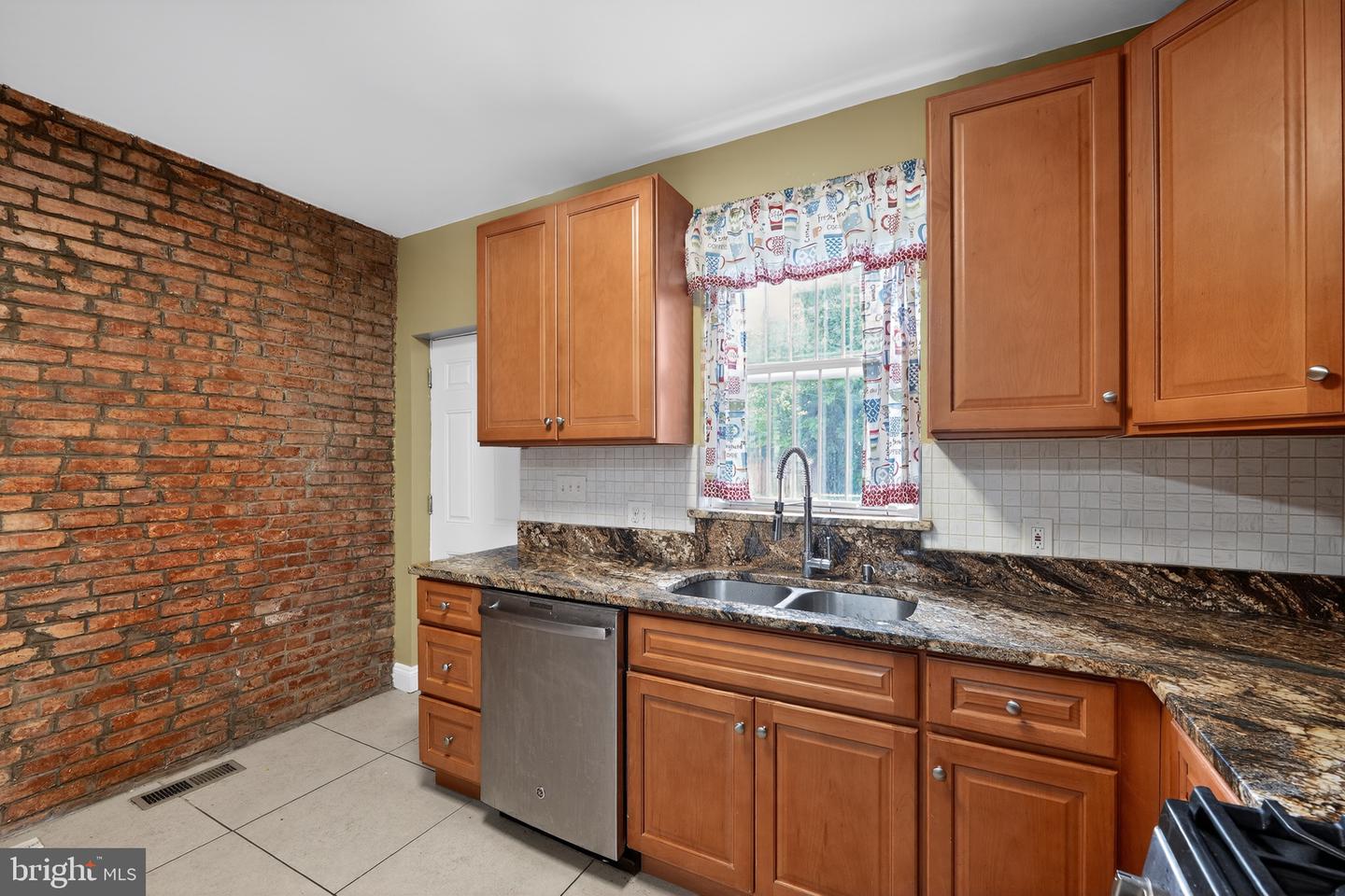 1513 N Montford Ave N Property Photo 11