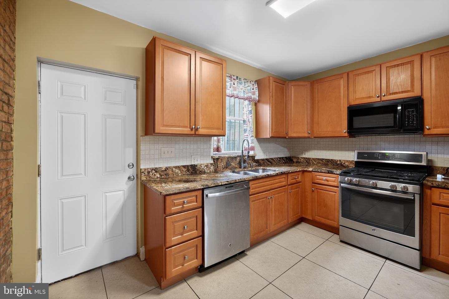 1513 N Montford Ave N Property Photo 12