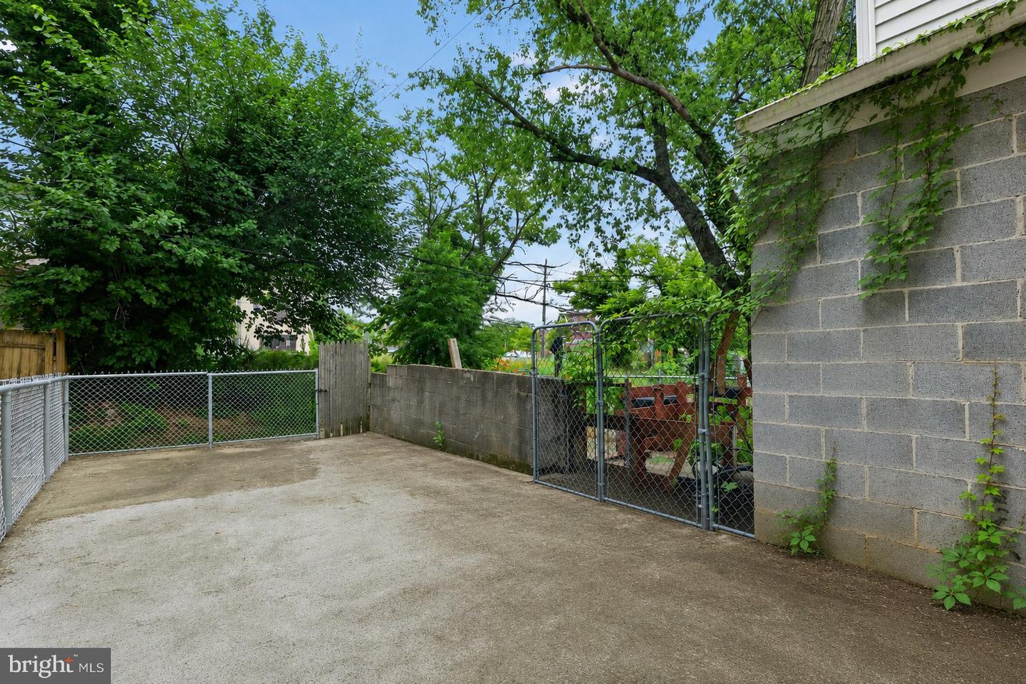 1513 N Montford Ave N Property Photo 29