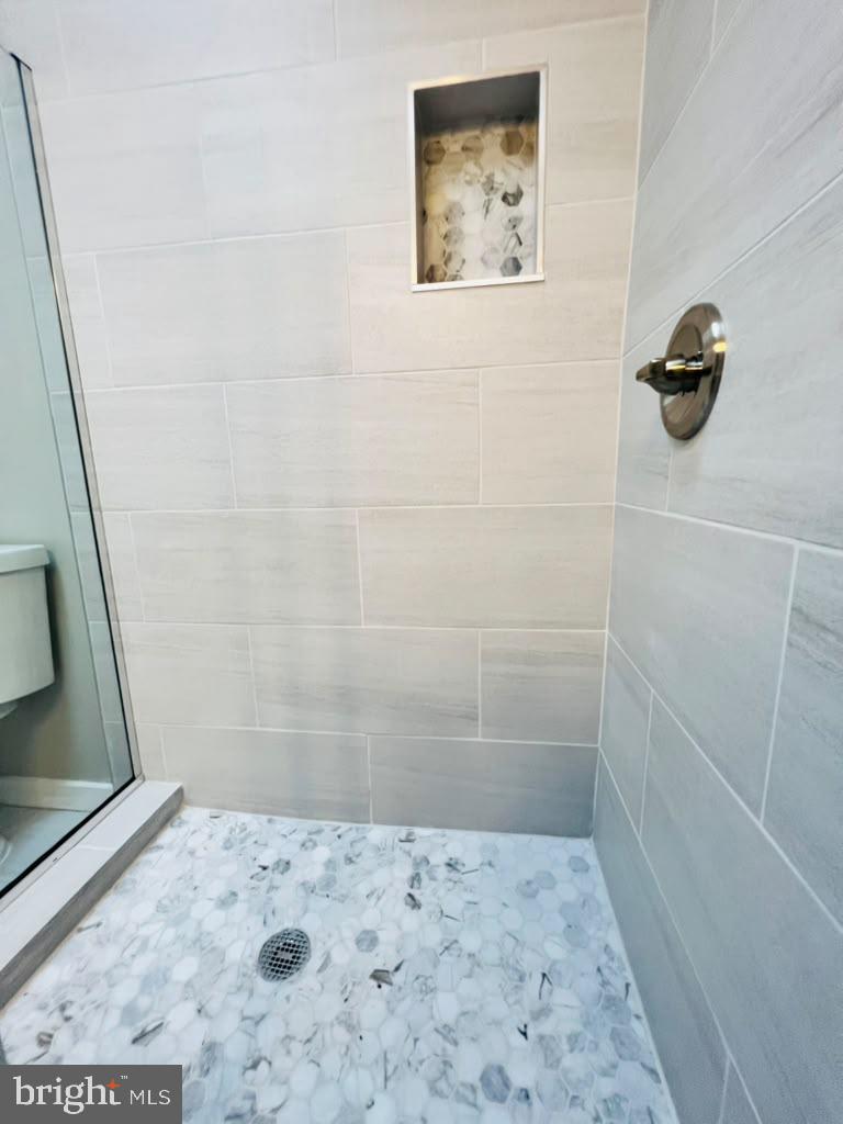 739 Linnard St Property Photo 10
