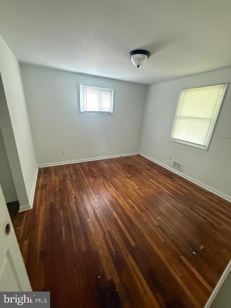 2407 E Cold Spring Ln Property Photo 5