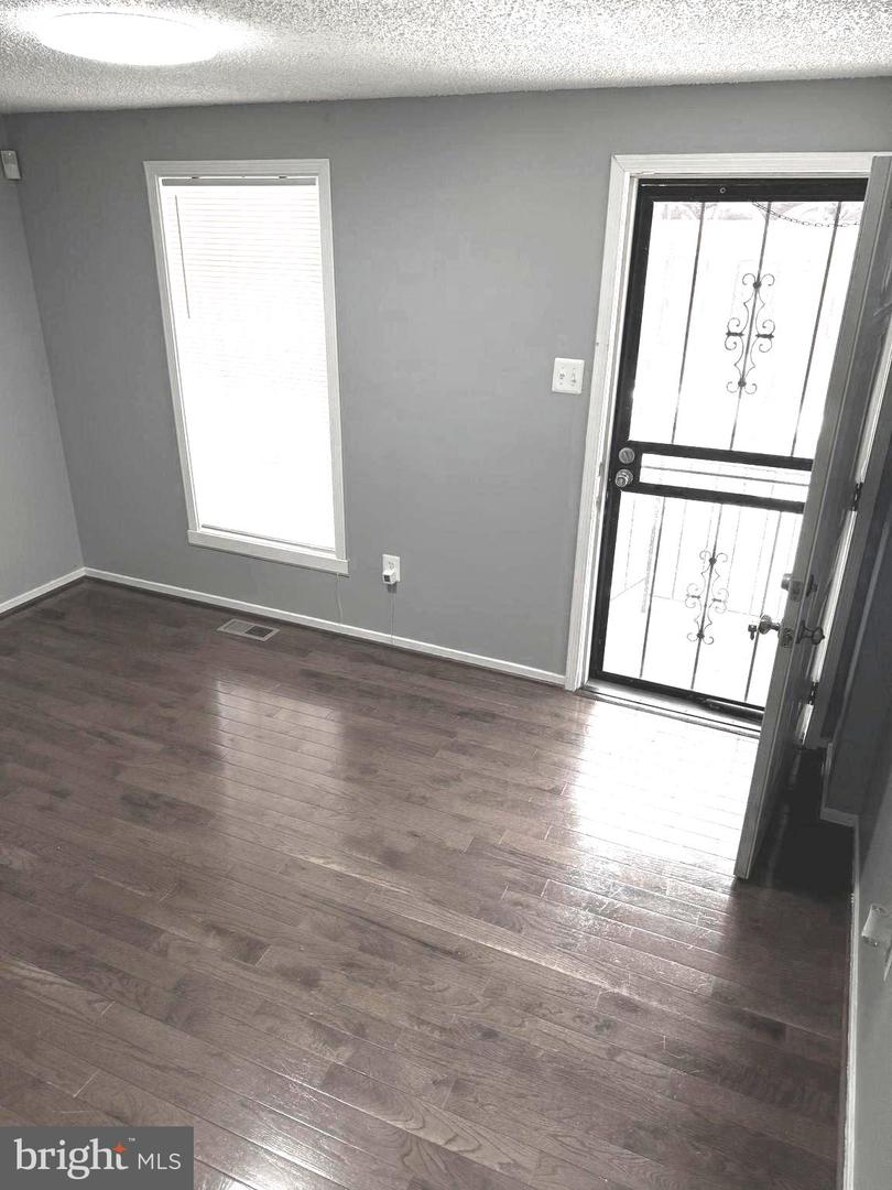 1754 Abbotston St Property Photo 7