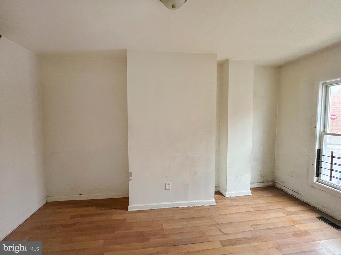 2452 Etting St Property Photo 4