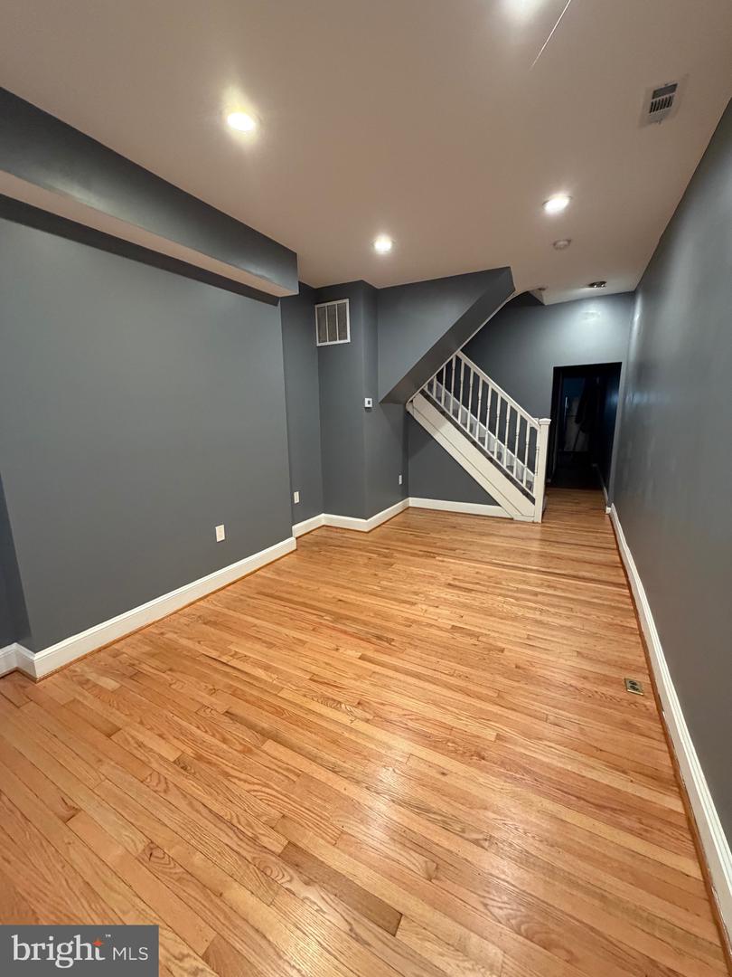1032 Valley St Property Photo 2