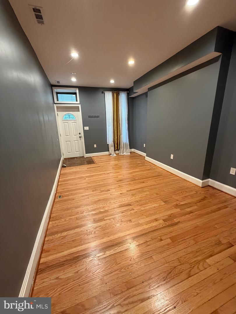 1032 Valley St Property Photo 3
