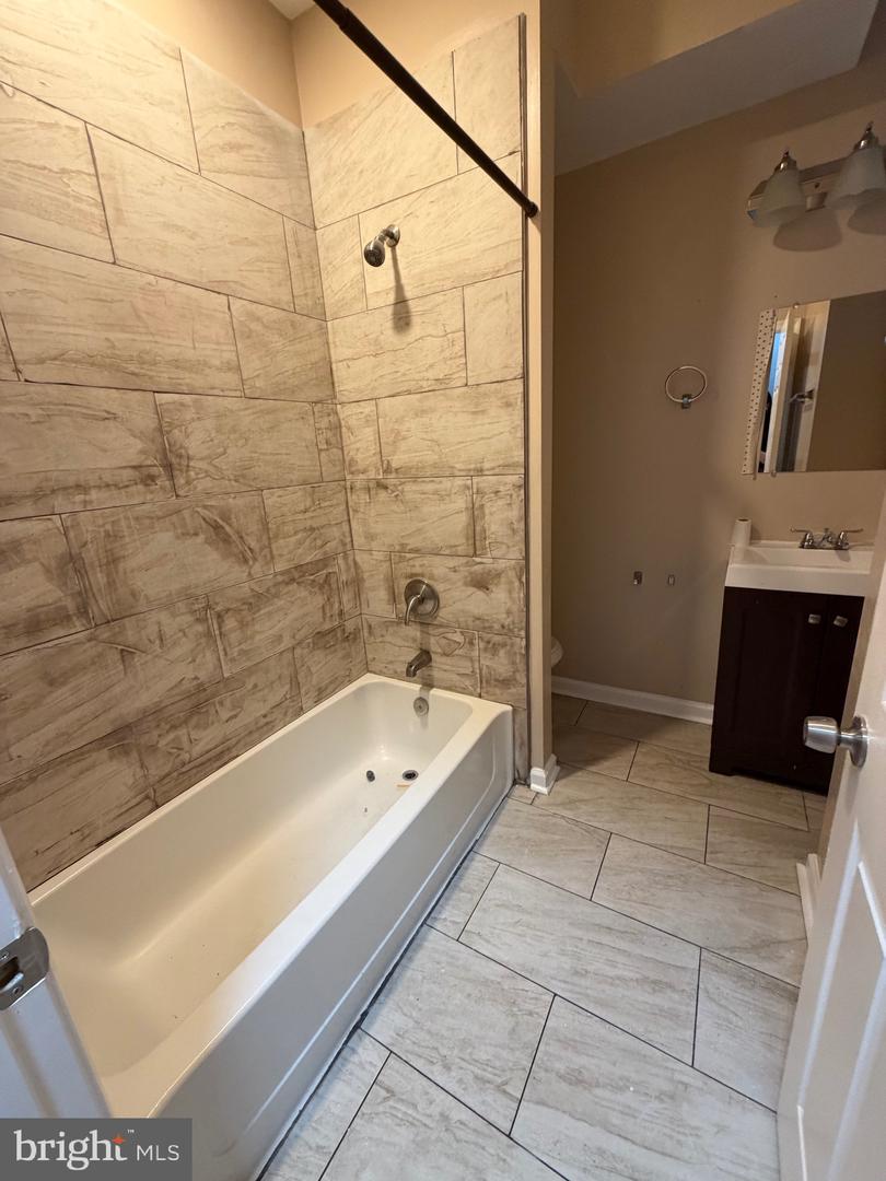 1032 Valley St Property Photo 5