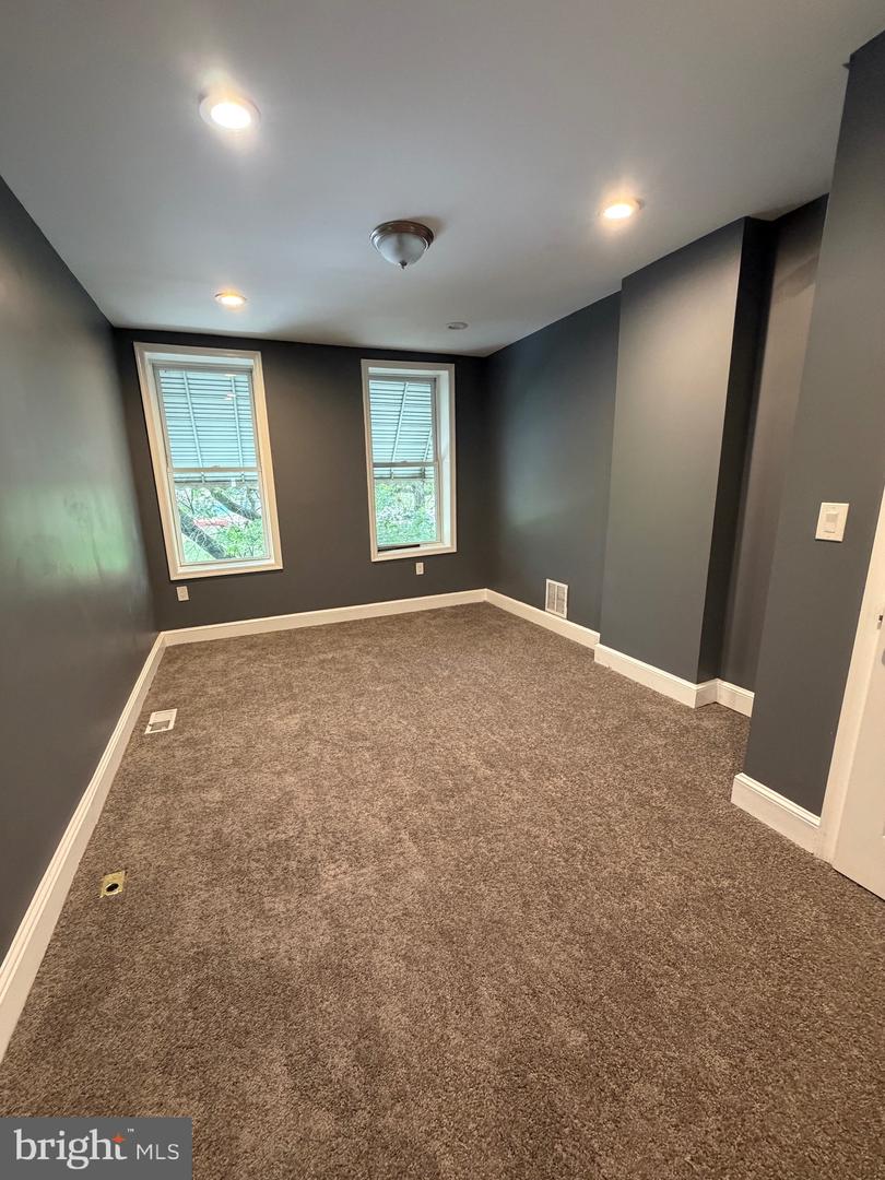 1032 Valley St Property Photo 11