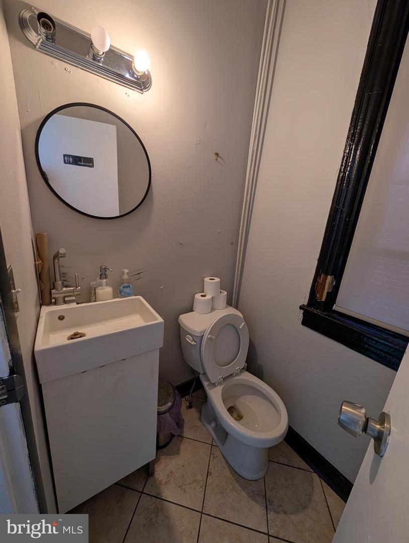 861 W 36th St W Property Photo 21