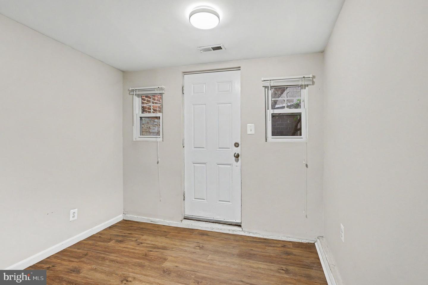 209 S Central Ave Property Photo 7