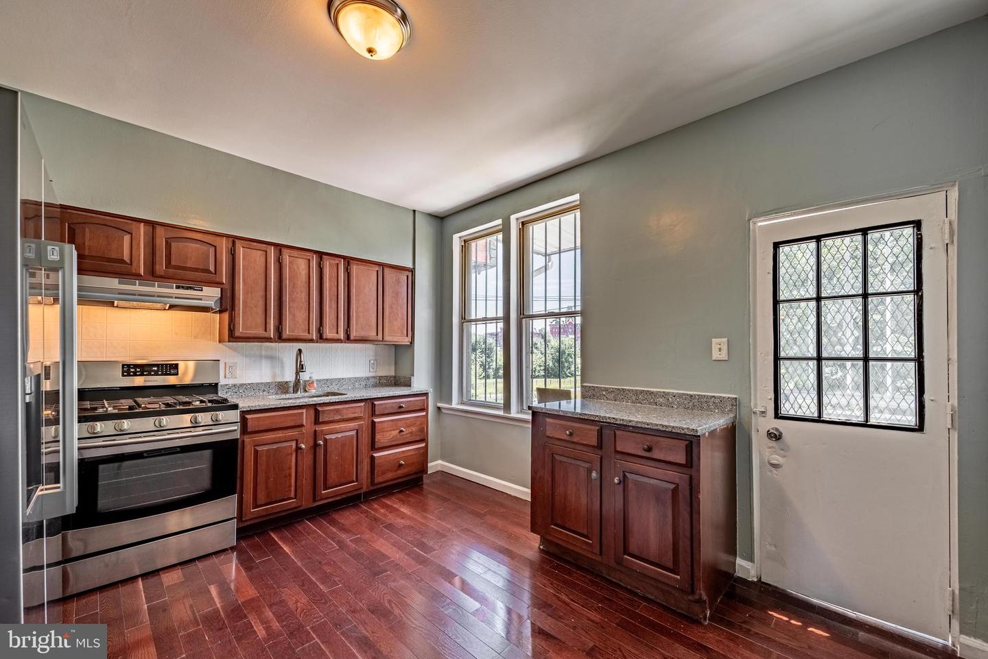 2019 E North Ave Property Photo 6