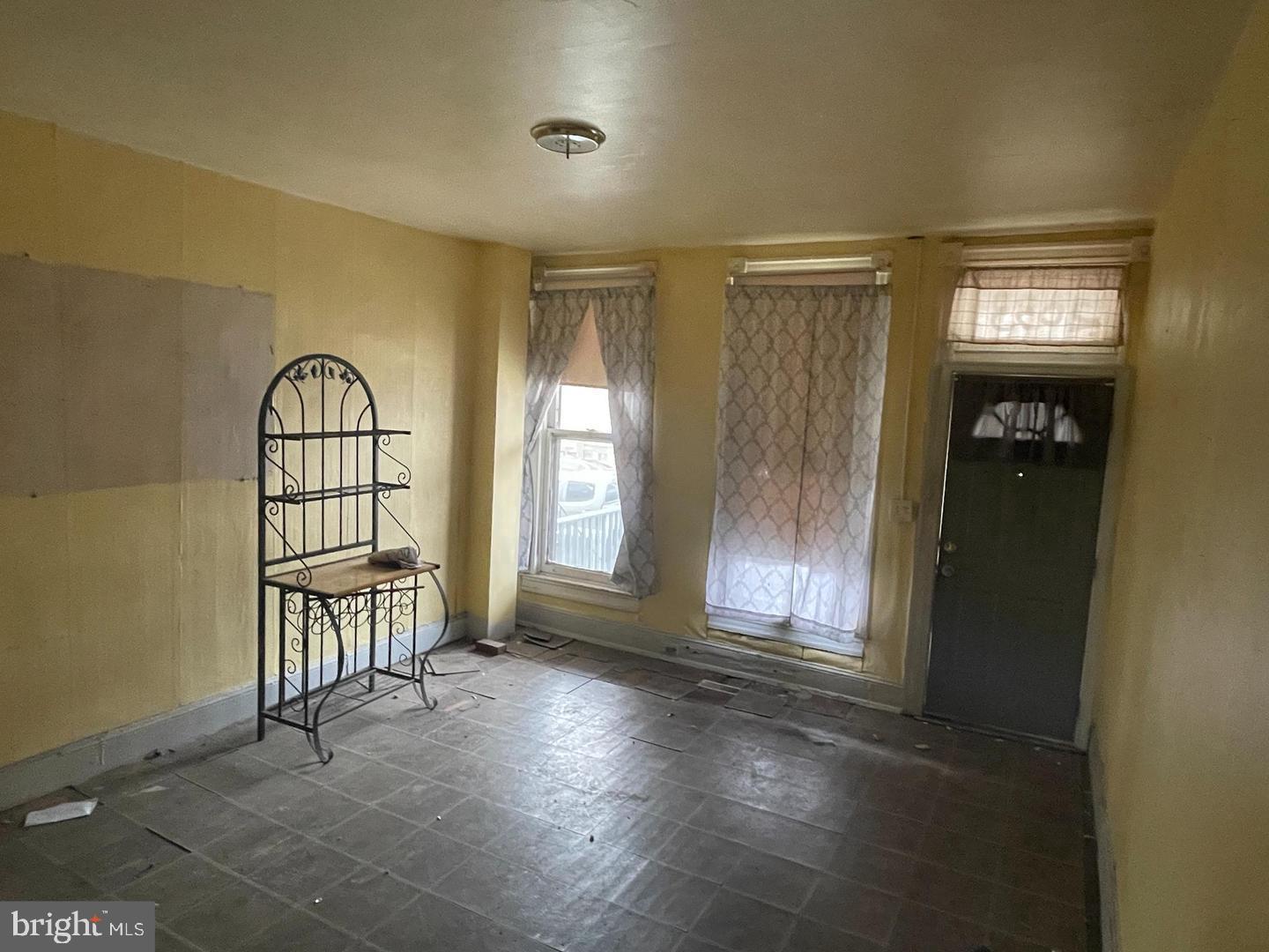2033 Robb St Property Photo 3