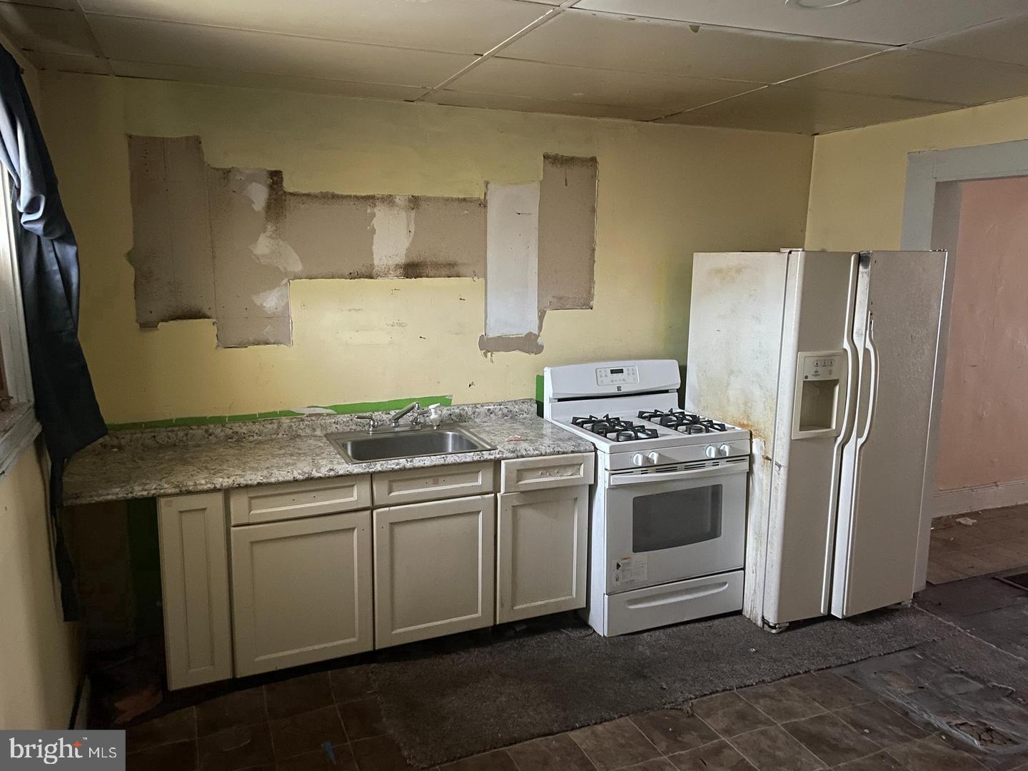2033 Robb St Property Photo 5